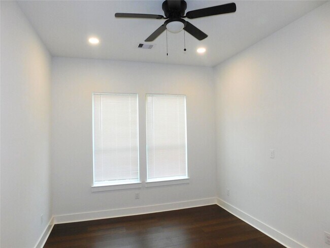 Building Photo - 7002 S Hall St