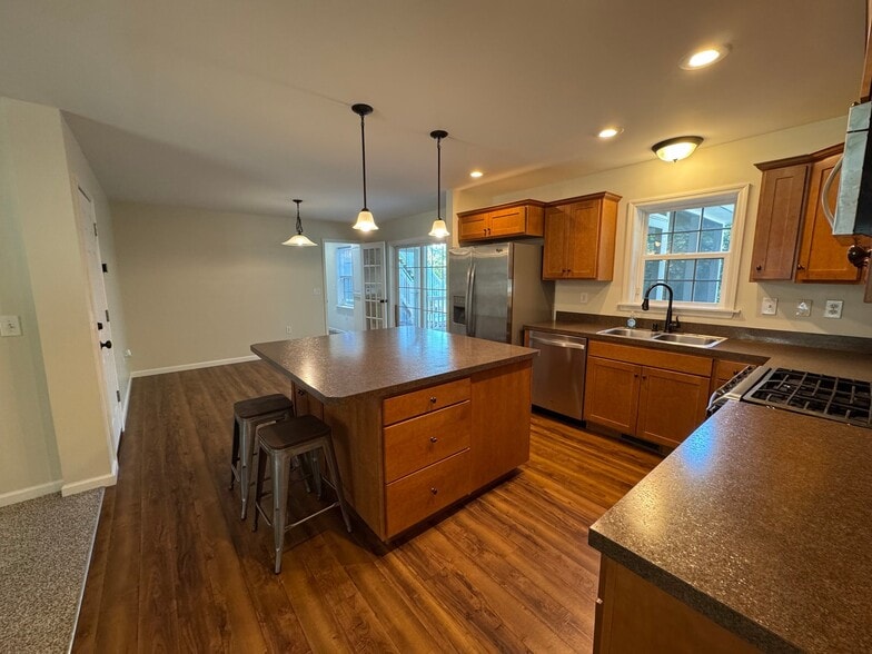 Building Photo - 2094 Fieldcrest Dr
