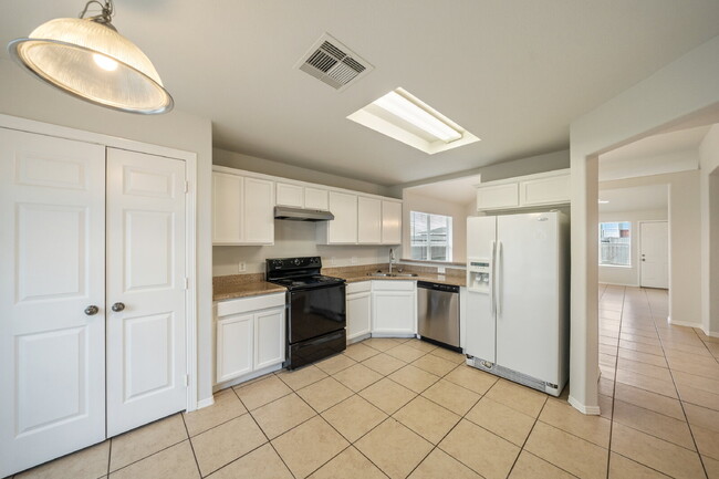 Building Photo - 305 Golden Oak Dr