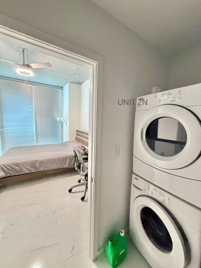 Building Photo - 5925 Almeda Rd