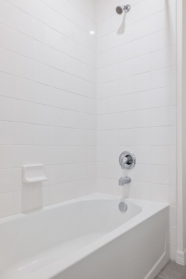 Building Photo - "Spacious 5-Bedroom Retreat with 3 Full Baths in Epperson Lagoon Wesley Chapel – 2,601 Sq. Ft. of...