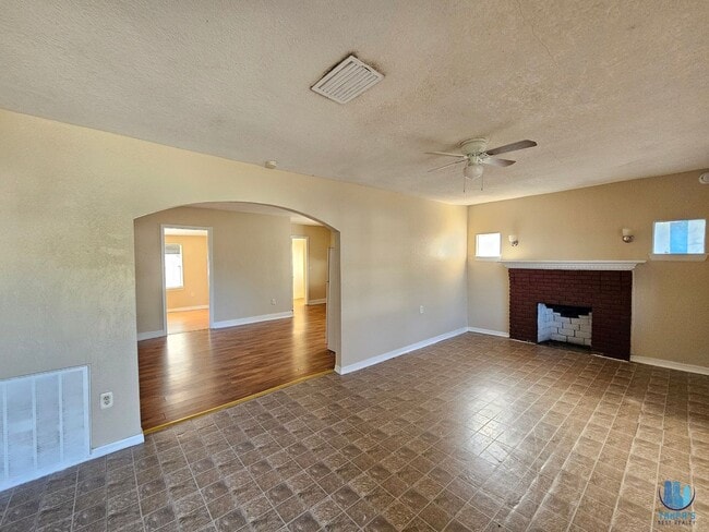 Building Photo - Beautiful 3 Bed | 2 Bath HOME on a DOUBLE LOT located in central Lakeland for rent and available ...