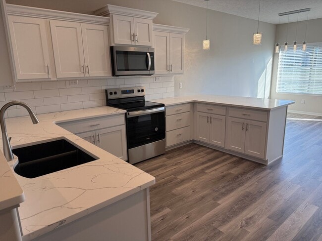 Building Photo - 3-Stall Garage 2 bedroom/2.5 bathroom ranc...
