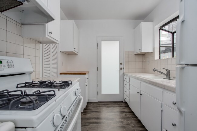 Building Photo - 2318 Beach Ave