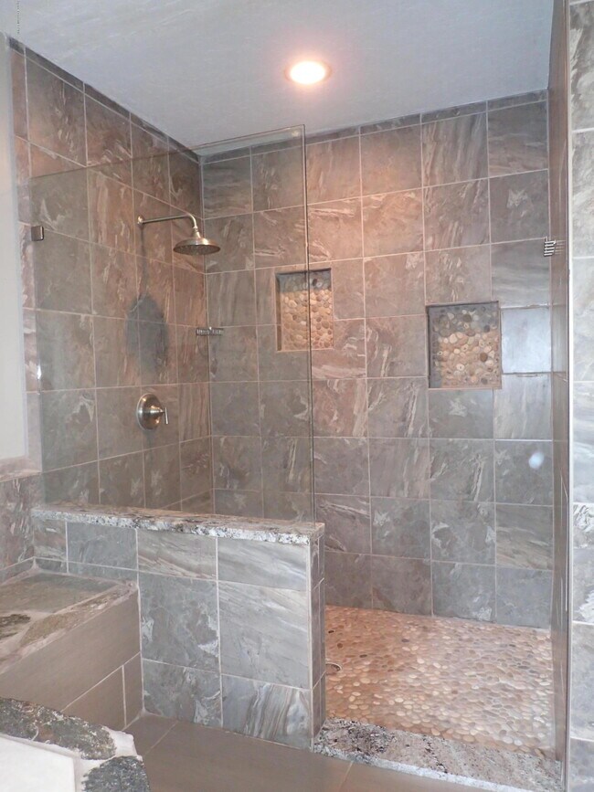 Building Photo - 525 Hidden Creek Dr