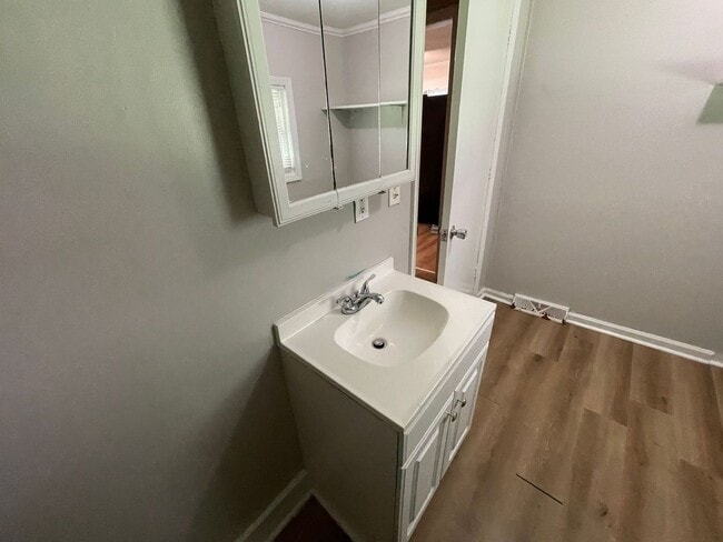 Building Photo - 3 bedroom 1 bath house available!