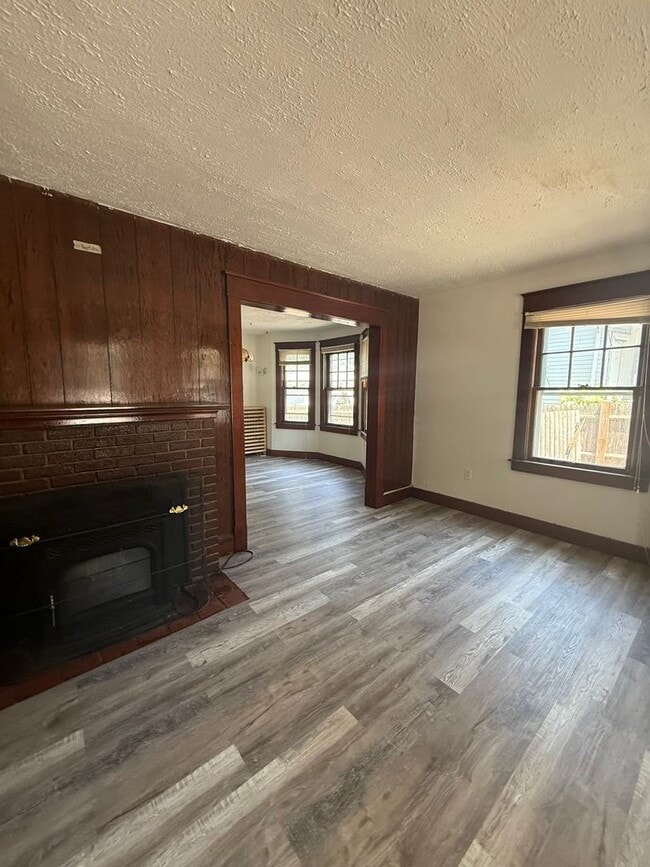 Building Photo - Spacious 3 Bed, 2 Bath Single Family home ...
