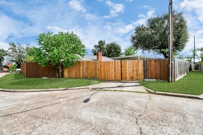 Building Photo - 530 Westshire Dr