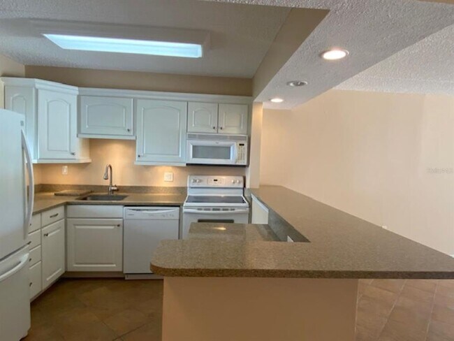 Building Photo - 845 S Gulfview Blvd