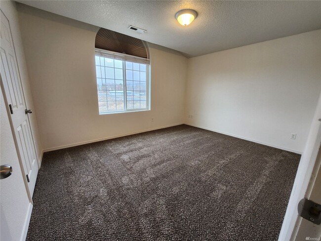 Building Photo - 3 bedroom 2.5 Bath Townhouse with garage i...