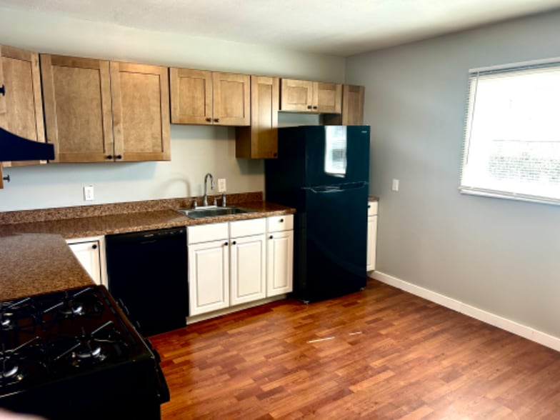 Building Photo - 413 6th Ave