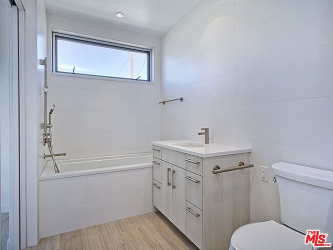 Building Photo - 806 6th Ave