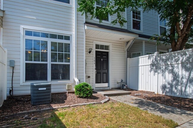 Building Photo - Gorgeous 3BR Townhome with Fresh Updates i...