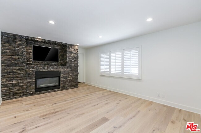 Building Photo - 835 Camino Santos Reyes