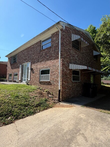 Building Photo - 639 Holbrook St