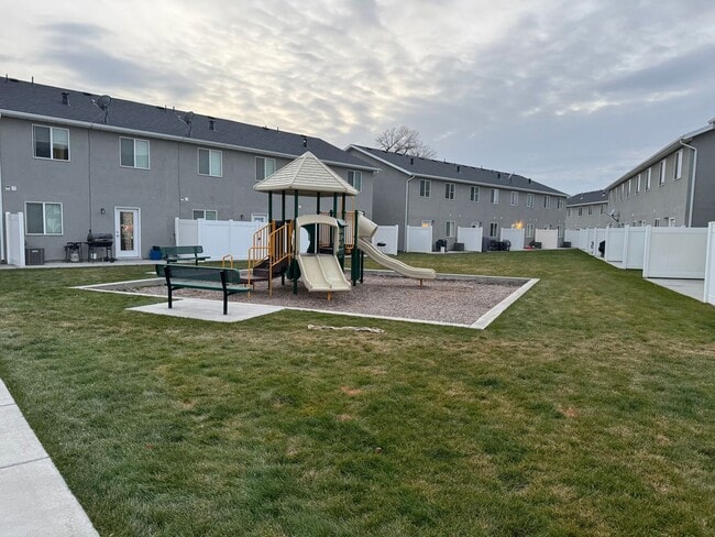 Building Photo - 3 bdrm 2 1/2 bth townhouse 1 Car Garage