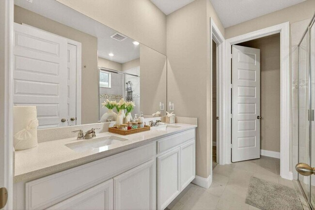 Building Photo - 6544 Cloverdale Ave