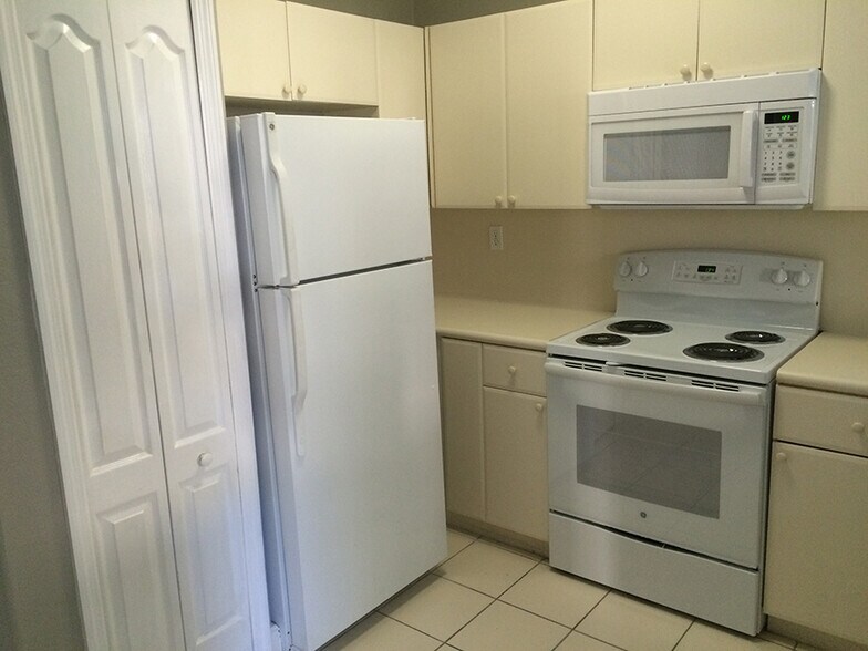 Building Photo - 1663 SE 29th St # 109
