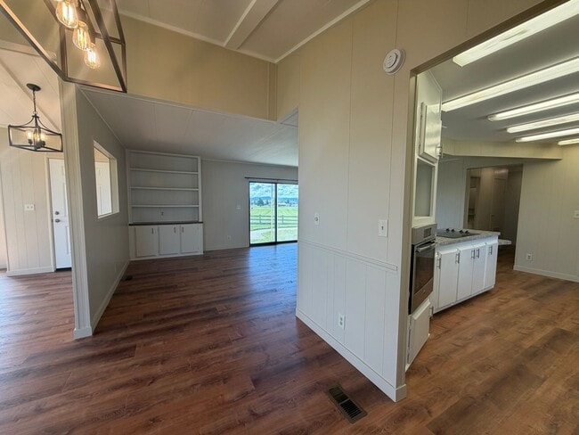 Building Photo - 3 Bedroom, 2.5 Bath - Three Bay garage