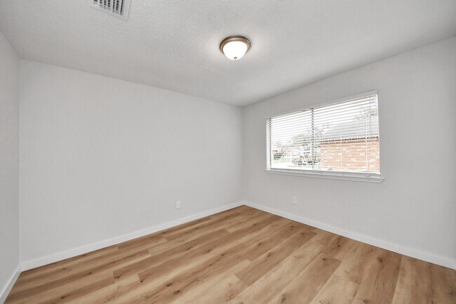 Building Photo - 718 Land Grant Dr