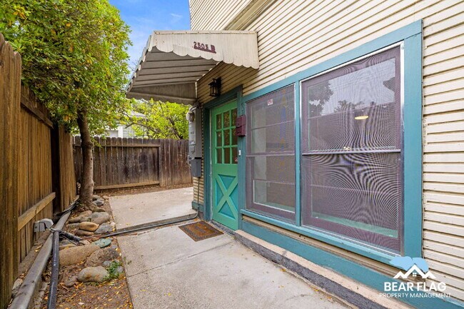 Building Photo - For Rent – 1 Bedroom Back Unit in Mid-Town...
