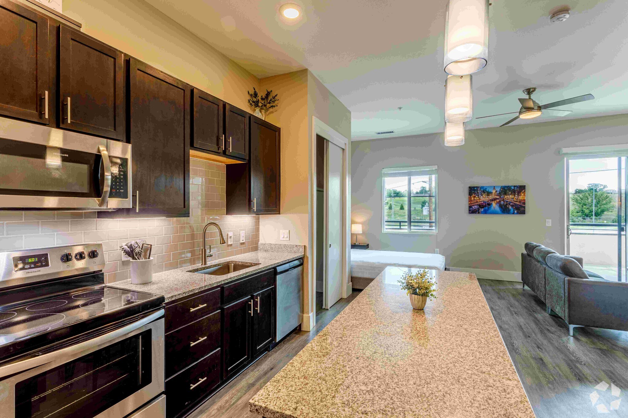 Building Photo - 615 24th St