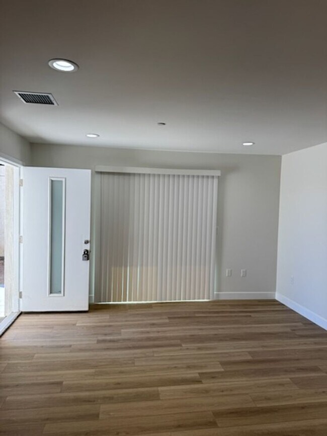 Building Photo - PLACE-NLO8655
