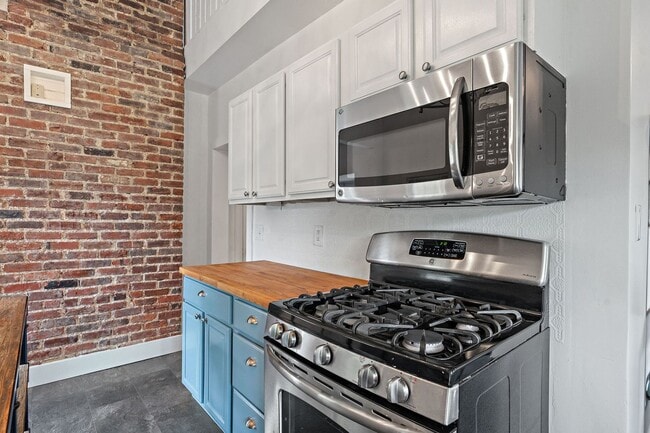 Building Photo - Adorable East Nashville Cottage w/ HUGE Fully-Fenced backyard!