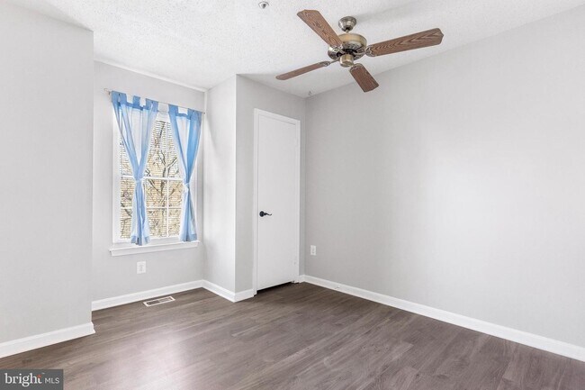 Building Photo - 7820 Somerset Ct