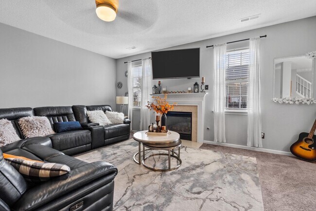 Building Photo - Luxurious 5-Bed, 2.5-Bath Home with Solar Panels in Newport News