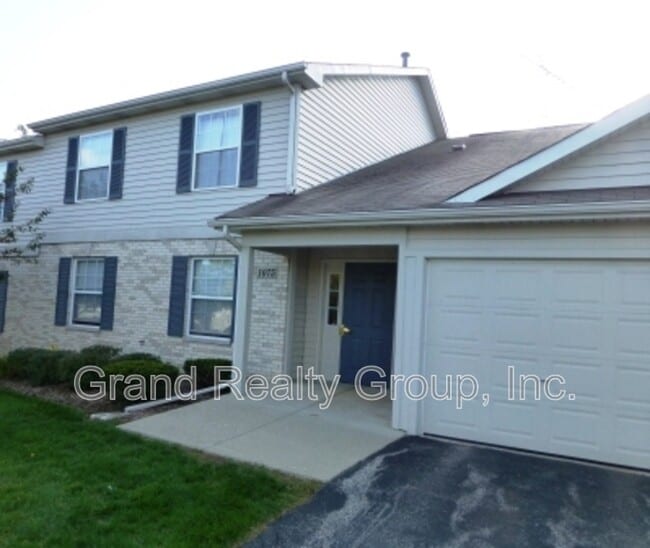 Building Photo - 1075 N Village Dr