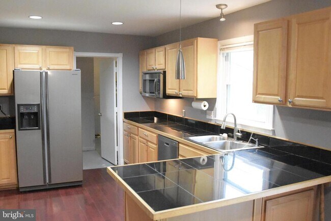 Building Photo - 936 Longfellow Ct