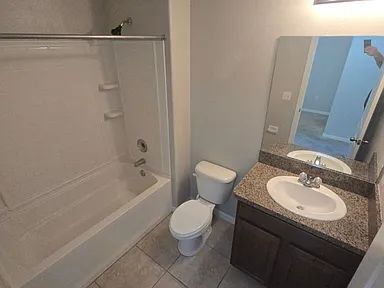 Building Photo - Spacious Townhome with Pond Views | 3BR + Loft + Screened Patio