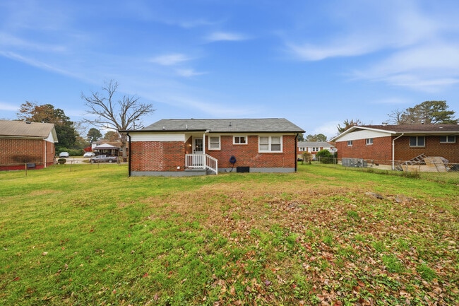 Building Photo - 913 Dandridge Dr