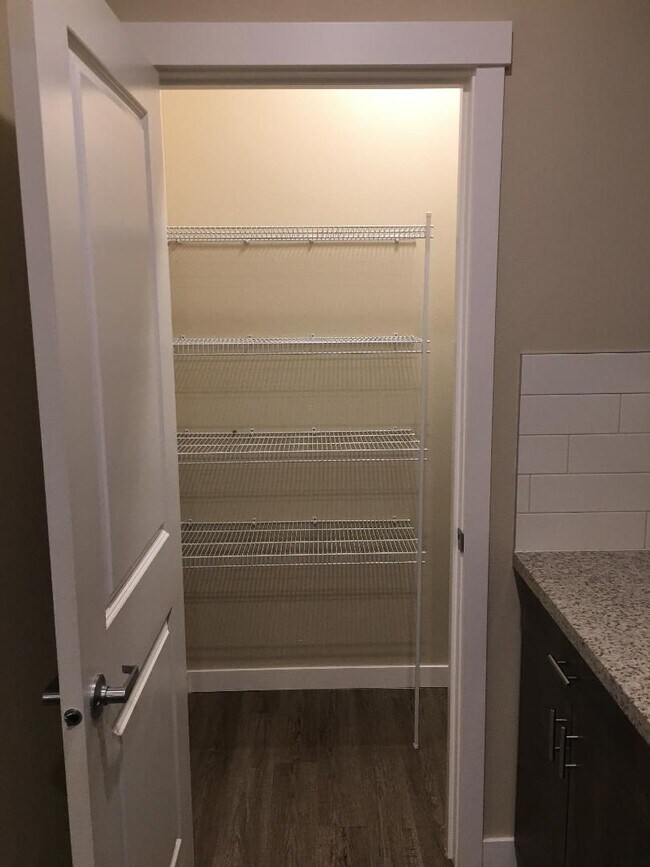 Building Photo - Amazing 1 bedroom with upscale interiors!