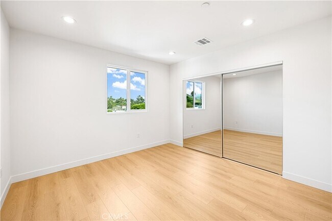 Building Photo - 4038 Somers Ave