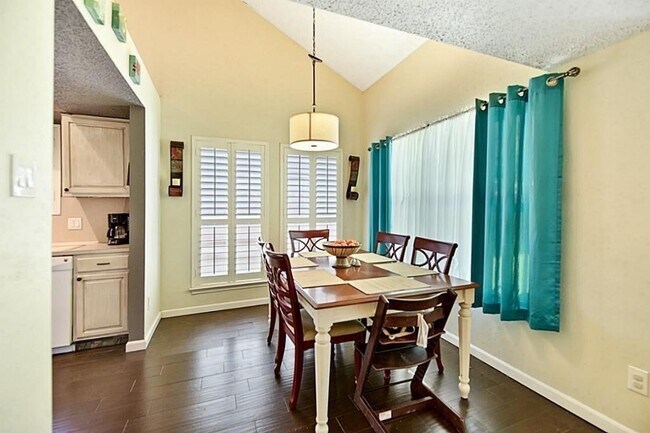 Building Photo - 1038 St John Dr