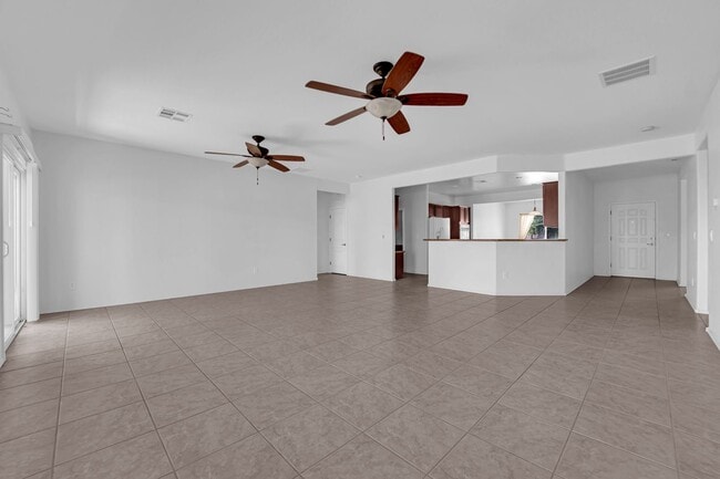 Building Photo - Huge 2 bedroom, 2 bath house with a Den on...