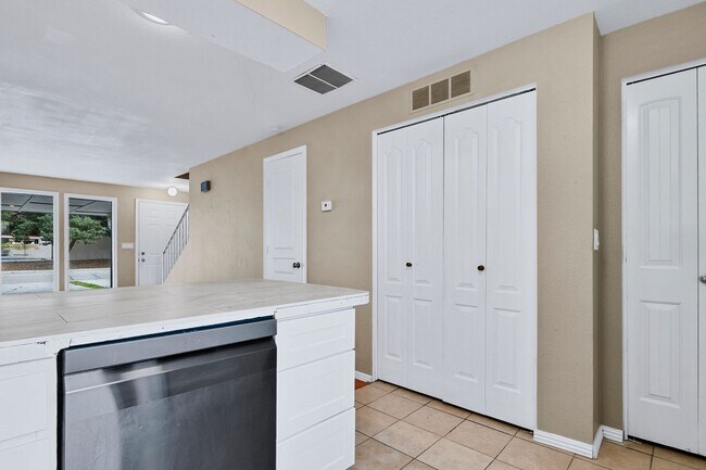 Building Photo - 2bed, 1.5 bath Duplex with Covered Carport & Fenced Yard!