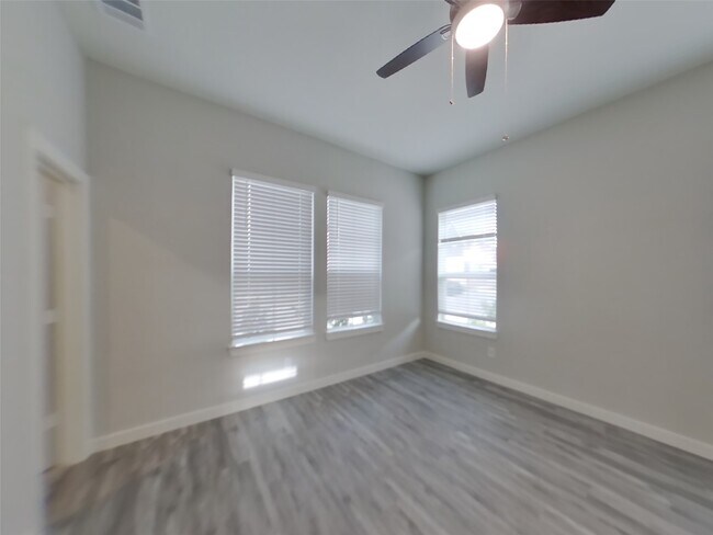 Building Photo - 9835 Willow Creek Commerce Dr