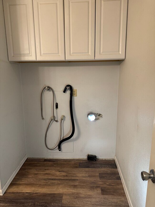 Building Photo - Cozy 3 Bedroom Duplex