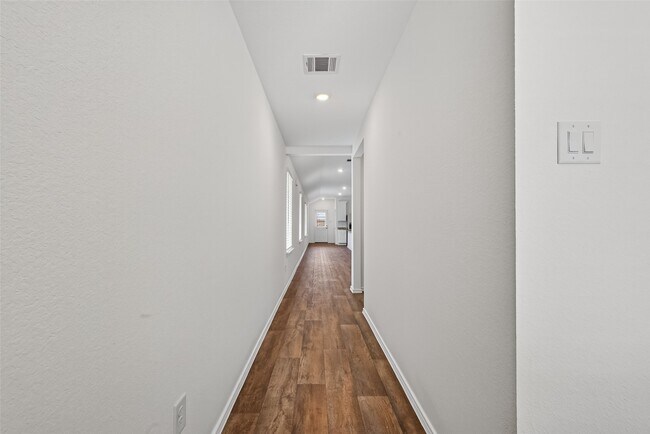 Building Photo - 3030 Lake Crest Dr