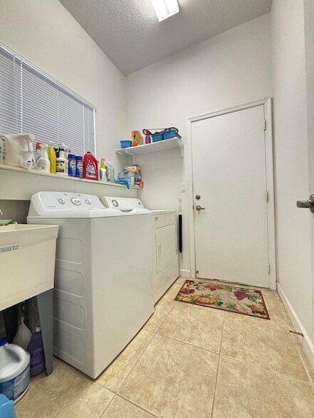 Building Photo - 6532 SE Broadmoor Ln