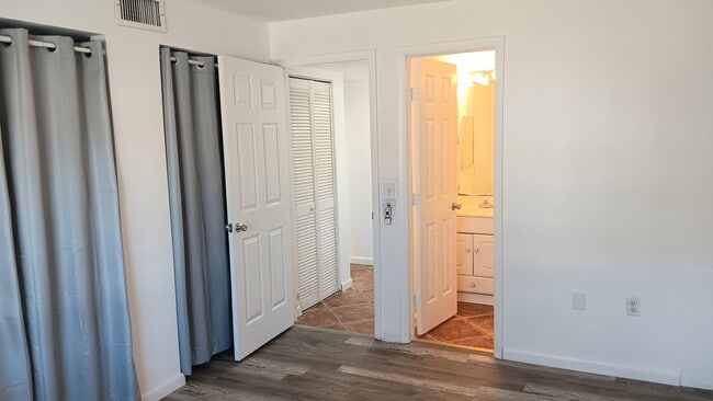 Building Photo - 2724 Hidden Lake Blvd