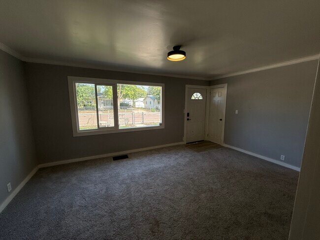 Building Photo - 1137 Pando Ave