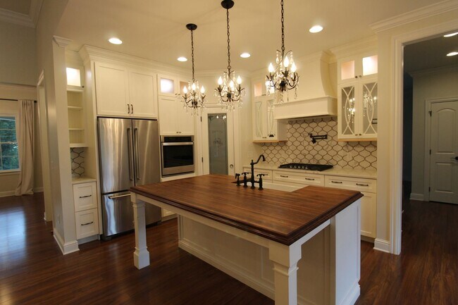 Building Photo - 3 Bedroom 3 Bath House in Beautiful, Quiet Setting