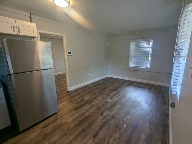 Building Photo - Charming 1 Bedroom 1 Bath Condo. Utilities included. Fury friends Welcome!