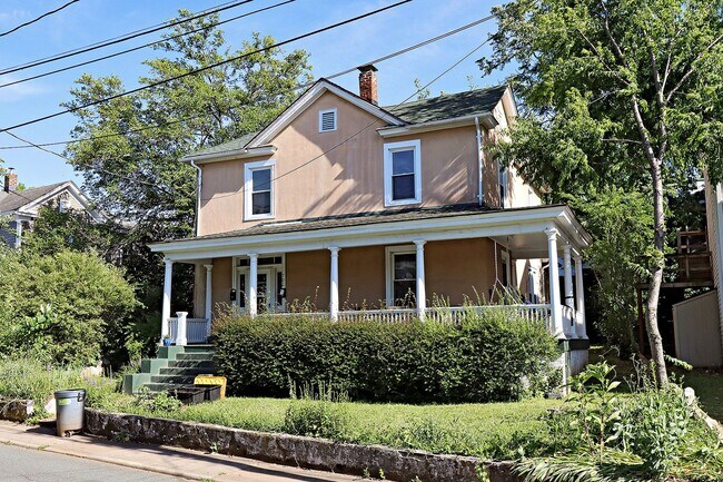 Primary Photo - Charming Belmont Apartment Near Shopping, ...