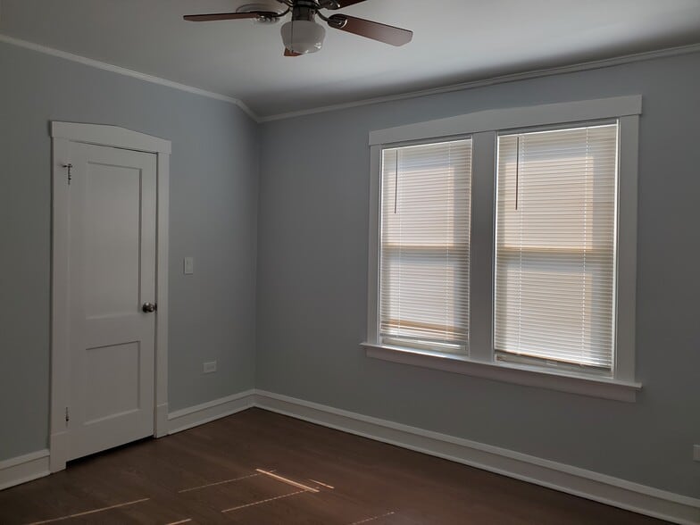 Building Photo - 5222 N Ludlam Ave