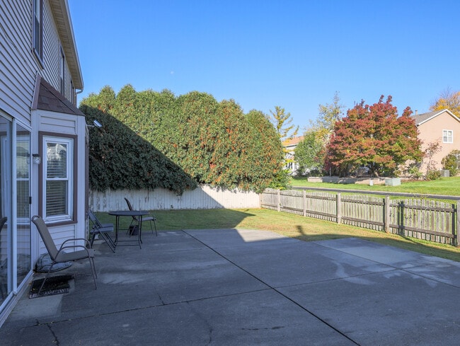 Building Photo - 331 E Fox Hill Dr